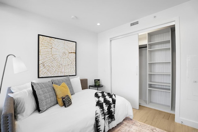 bedroom featuring visible vents, a closet, wood finished floors, and recessed lighting