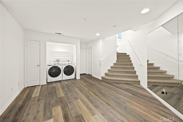 washroom featuring wood finished floors, visible vents, laundry area, recessed lighting, and washing machine and dryer