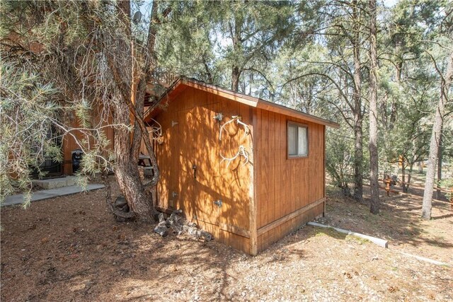 view of outdoor structure with an outbuilding