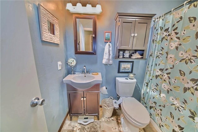 bathroom with curtained shower, toilet, vanity, and baseboards