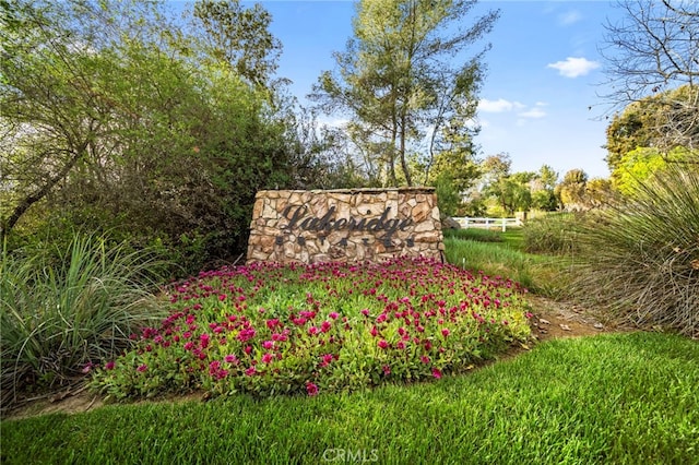 view of community / neighborhood sign