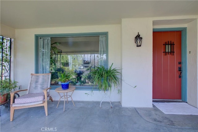 property entrance featuring stucco siding