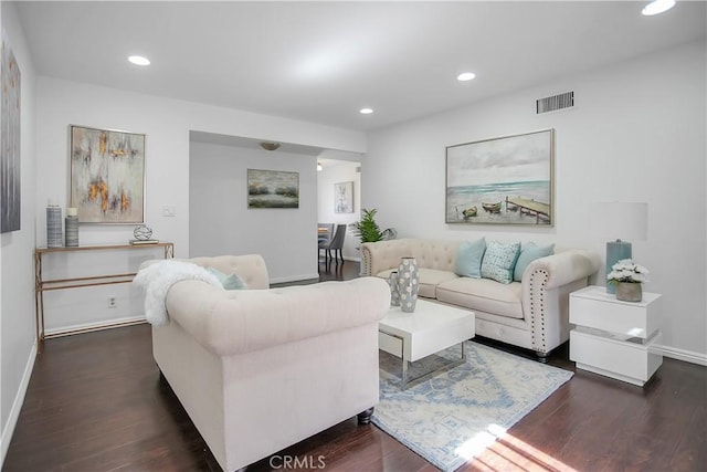 living room featuring dark wood-style floors, visible vents, recessed lighting, and baseboards