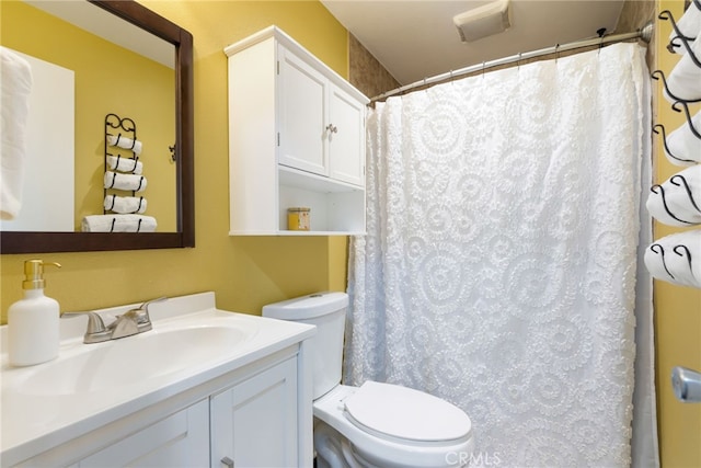 full bath with a shower with shower curtain, vanity, and toilet