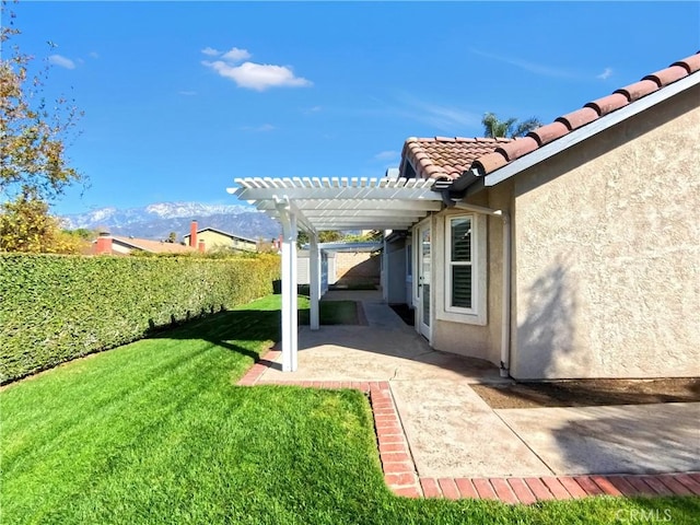 view of yard featuring a patio area, a mountain view, and a pergola