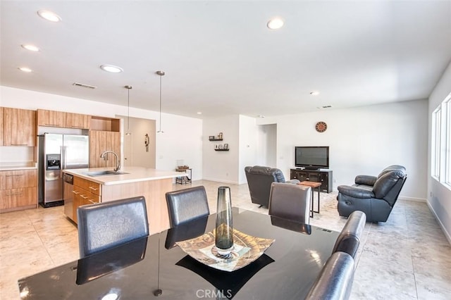 dining area with visible vents, recessed lighting, and baseboards