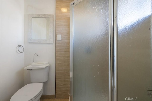 full bath featuring a shower stall and toilet