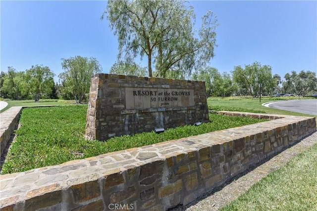 community sign featuring a yard