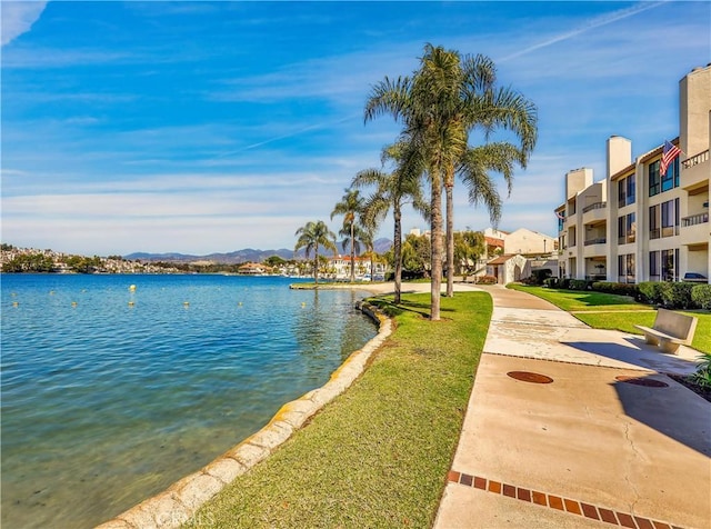 water view with a mountain view