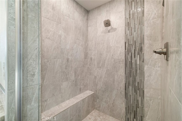 bathroom featuring a tile shower