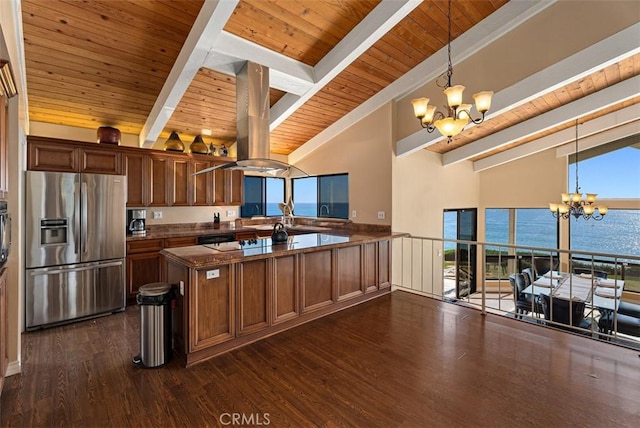 kitchen featuring dark wood-style flooring, a peninsula, an inviting chandelier, and stainless steel fridge with ice dispenser