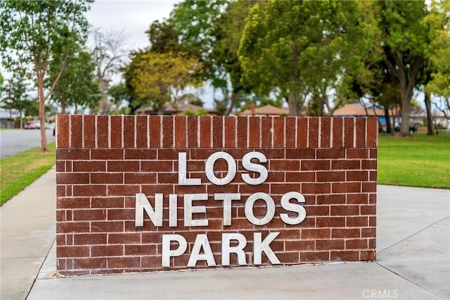 view of community / neighborhood sign