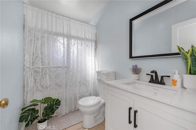 bathroom with curtained shower, toilet, and vanity