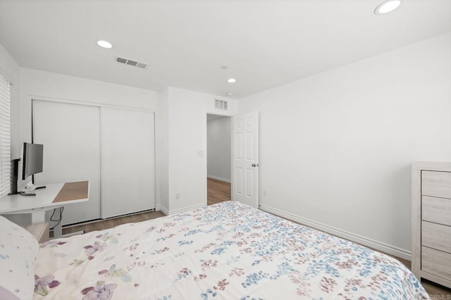 bedroom featuring recessed lighting, visible vents, baseboards, and a closet