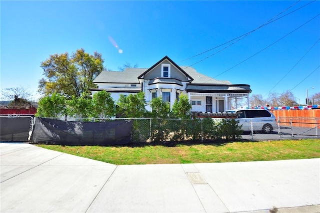 view of front of property featuring a fenced front yard