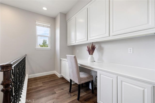 office space featuring recessed lighting, wood finished floors, built in desk, and baseboards