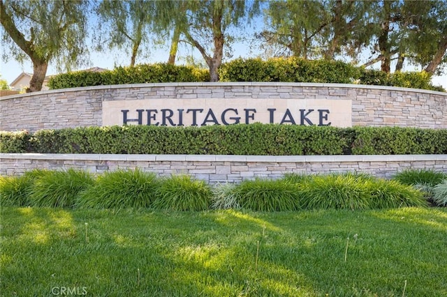 community sign with a yard