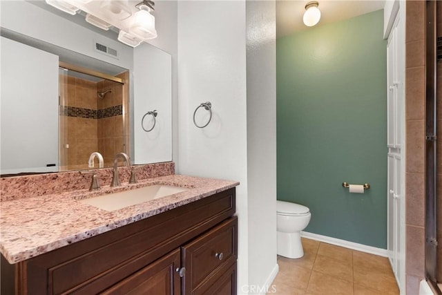 full bath featuring baseboards, visible vents, tiled shower, tile patterned flooring, and toilet