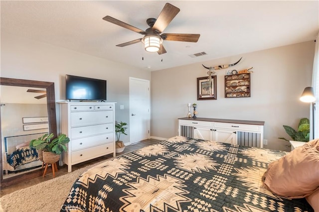 bedroom with light wood-style flooring, baseboards, visible vents, and ceiling fan