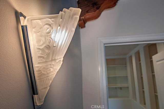 interior details featuring a textured wall