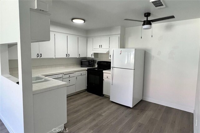 kitchen featuring black appliances, dark wood-style floors, and a ceiling fan