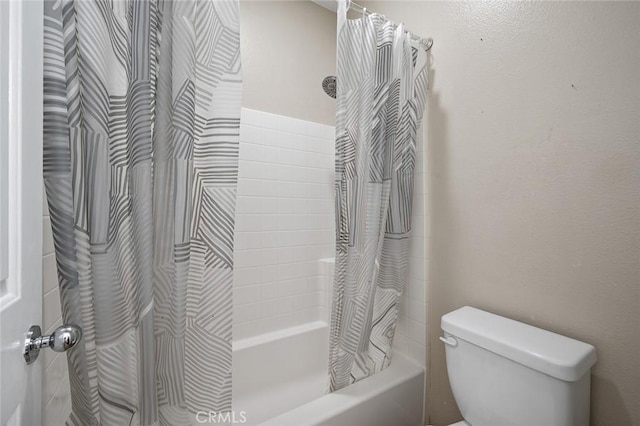 full bathroom featuring toilet and shower / tub combo