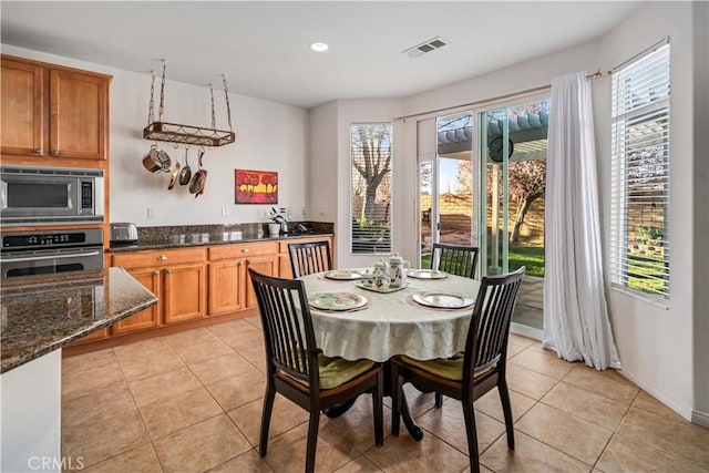 dining area featuring light tile patterned floors, recessed lighting, visible vents, and baseboards