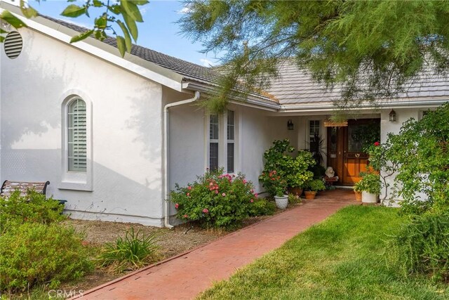 entrance to property with stucco siding