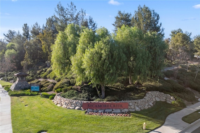 11119 Iris Ct, Corona, CA 92883 - surrounding community with a yard