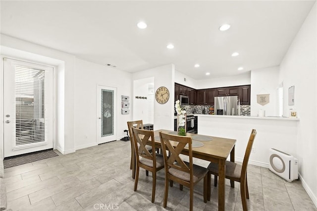 dining space featuring recessed lighting, visible vents, and baseboards