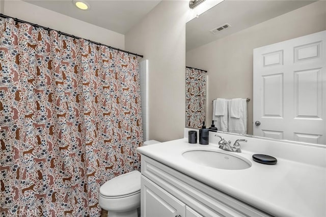 full bathroom featuring a shower with shower curtain, visible vents, toilet, and vanity