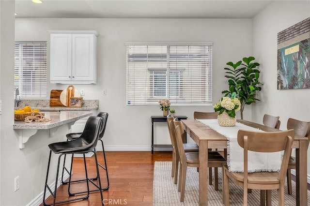 dining area with recessed lighting, light wood-style floors, baseboards, and a wealth of natural light