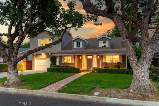 view of front facade featuring a front yard, a porch, and driveway