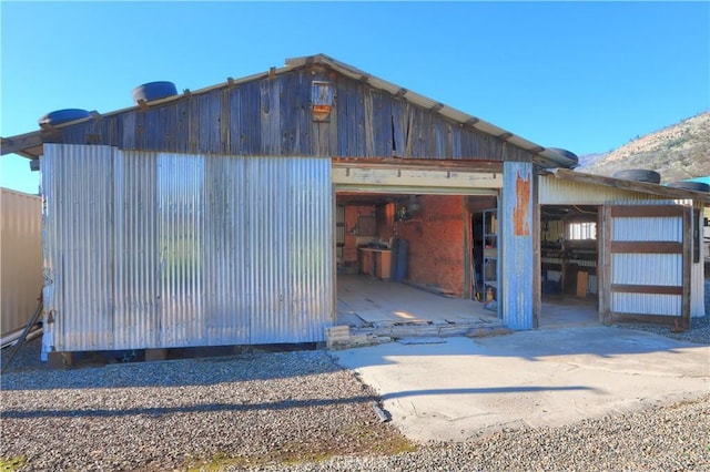 view of outdoor structure with an outbuilding