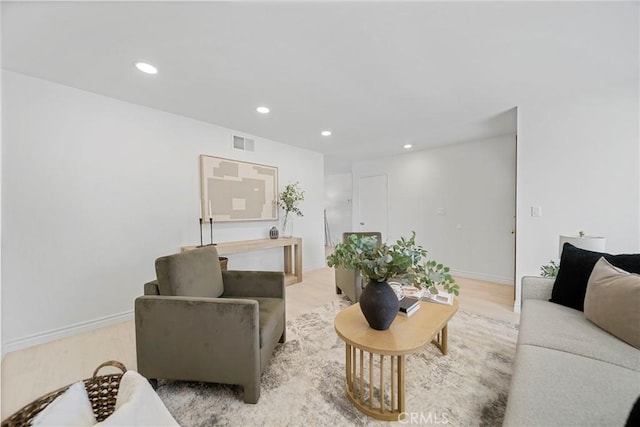 living room featuring recessed lighting, visible vents, light wood finished floors, and baseboards