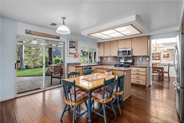 dining area with visible vents, dark wood-type flooring, and baseboards