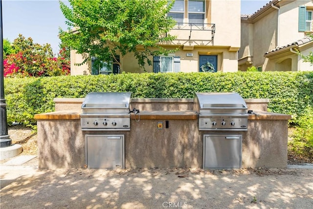 view of patio / terrace featuring grilling area and an outdoor kitchen