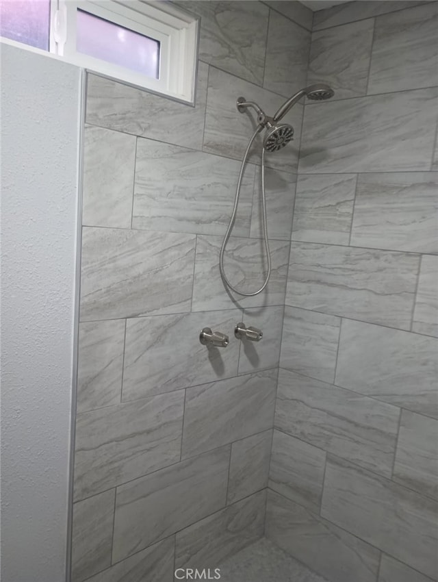 bathroom featuring tiled shower