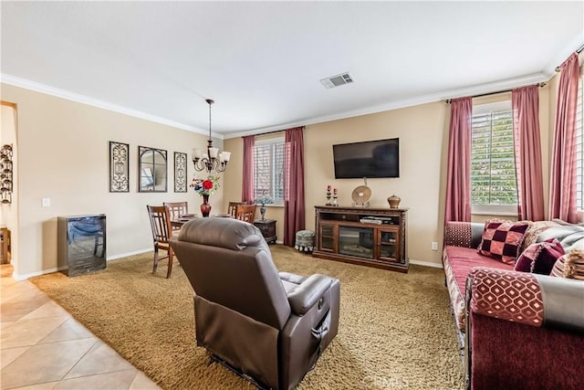 living area featuring light tile patterned floors, visible vents, a chandelier, and crown molding