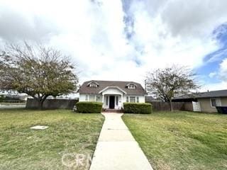 view of front of home featuring a front lawn and fence