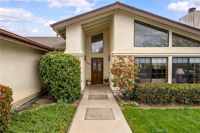 entrance to property with stucco siding