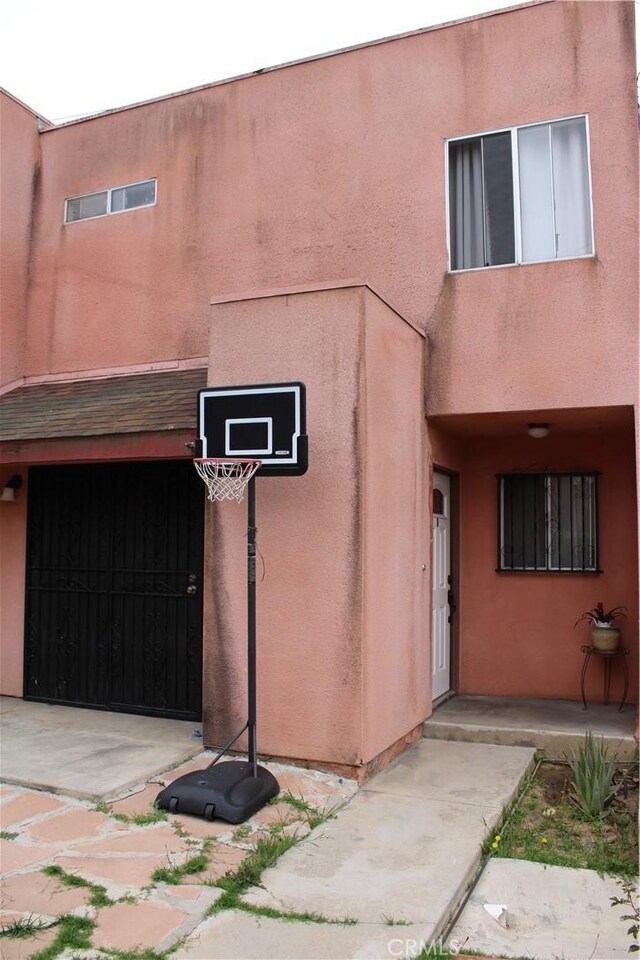 property entrance featuring stucco siding