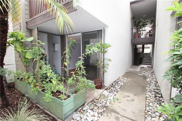 entrance to property with stucco siding