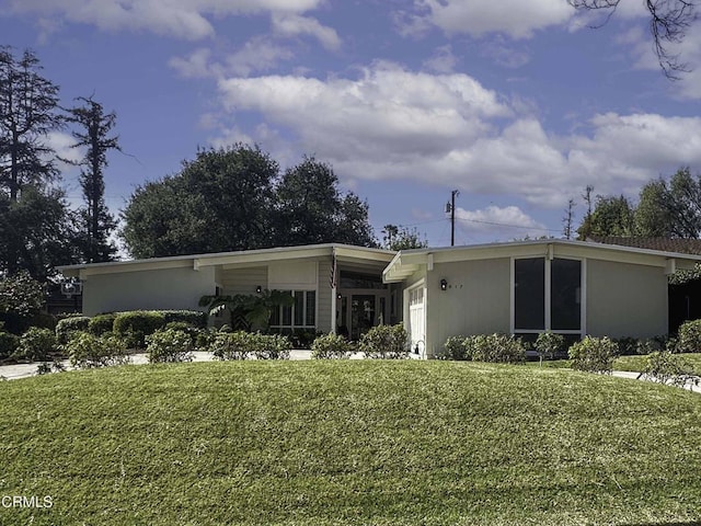 view of front facade featuring a garage and a front lawn