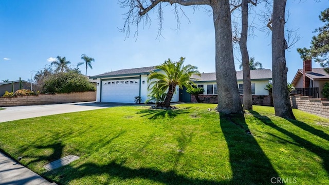 view of front facade featuring a garage, a front lawn, driveway, and fence