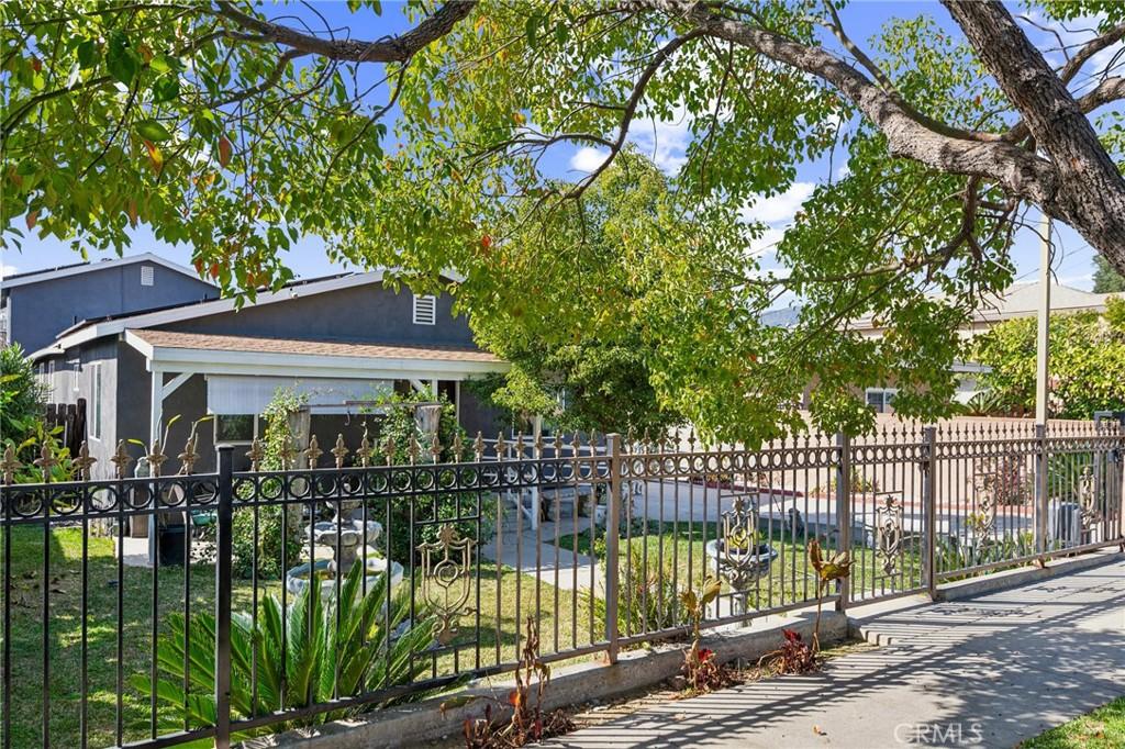 view of front of home with a fenced front yard and stucco siding