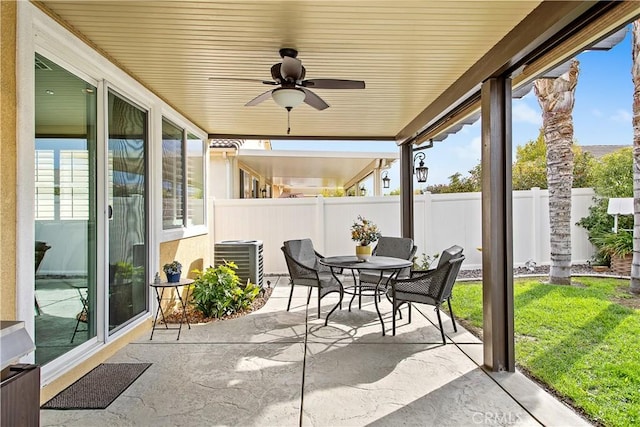 sunroom with ceiling fan