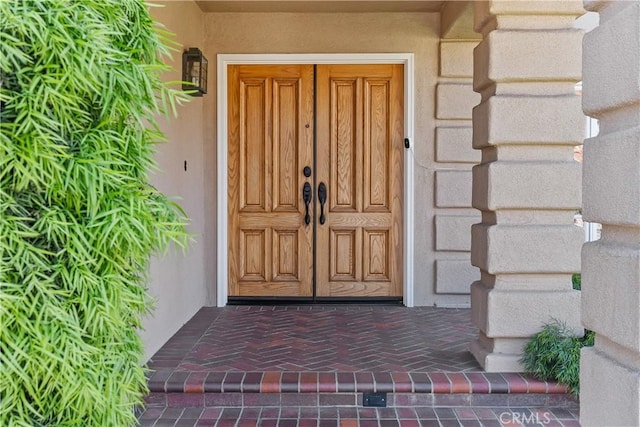 entrance to property with stucco siding