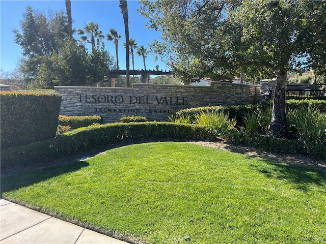 community sign with a lawn