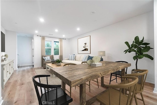 dining space featuring recessed lighting, light wood-style flooring, and baseboards